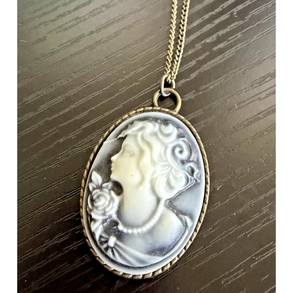 Vintage Black White Cameo Necklace Lady Rose Oval Pendant Gold Tone 20” - Picture 5 of 9